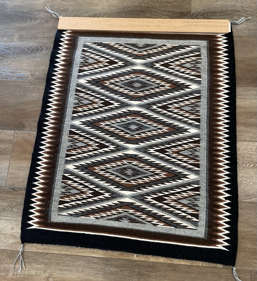 OUTSTANDING NAVAJO RUG, SERRATED DIAMONDS, EXCELLENT-MINT Signed 32x38